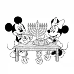 דף צביעה בקווי מתאר (שחור-לבן) המציג את דמויות הקריקטורה מיקי ומיני מאוס חוגגים את חג החנוכה, עם חנוכייה מפורטת, סופגניות וסביבונים המונחים על שולחן. איור וקטורי.